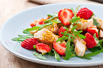 Chicken salad with arugula and strawberries
