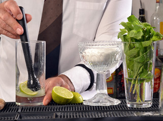 Barman preparando coctel de mohito.