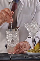 Barman preparando coctel,aperitivo.