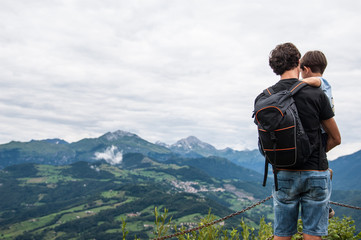 Naklejka premium padre con figlio montagna