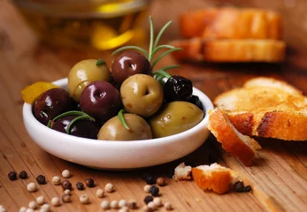 Gordijnen olive da tavola assortite nella ciotola bianca © al62