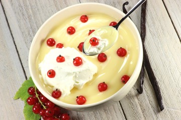 Vanillevla mit Roten Johannisbeeren