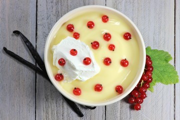 Vanillevla mit Roten Johannisbeeren