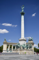 Fototapeta na wymiar Monumento del Millennio, obelisco centrale, Budapest.