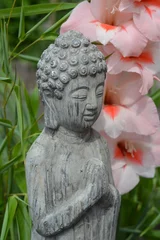 Foto auf Acrylglas Boeddha in  bamboe tuin met bloemen © trinetuzun