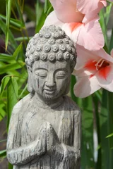 Foto auf Acrylglas Buddha im Bambusgarten mit Blumen © trinetuzun