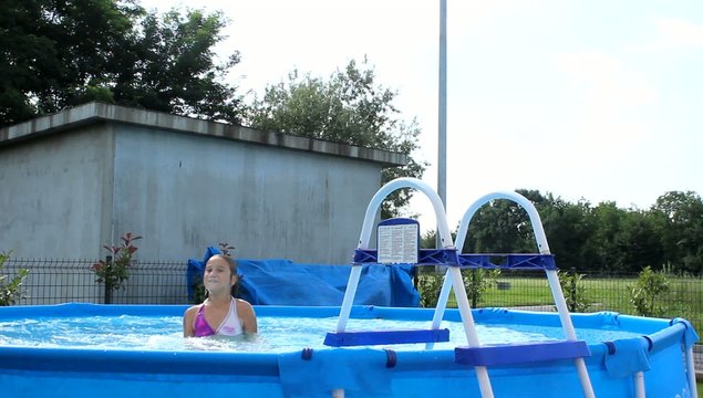 un tuffo in piscina