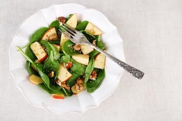 Green salad with spinach, apples, walnuts and cheese