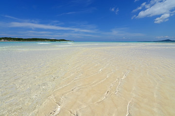 美しい沖縄のビーチと夏空