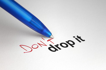 Obraz premium Don't drop it. Written on white paper