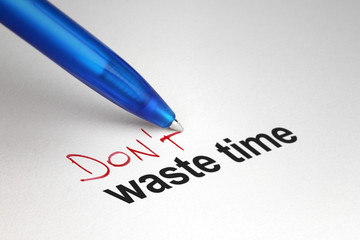 Obraz premium Don't waste time. Written on white paper