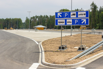 Neu gebaute Parkplätze an der Autobahn