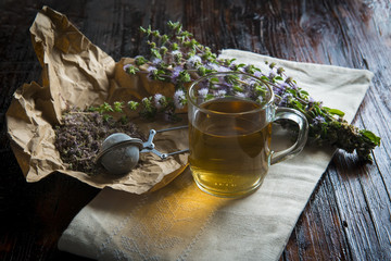 Taza de poleo menta manzanilla te para medicina alternativa