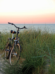 Fototapeta na wymiar Fahrrad bei Sonnenuntergang am Strand