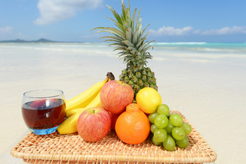 沖縄の美しい海と新鮮な果物