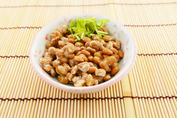 小皿に入れた納豆