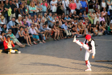 Espectáculo de danza vasca en una plaza de Bilbao - obrazy, fototapety, plakaty