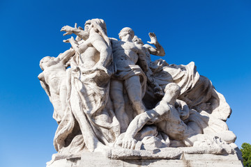 historische Skulptur auf einer Tiberbrücke in Rom
