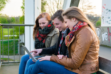 junge studenten schauen auf den pc