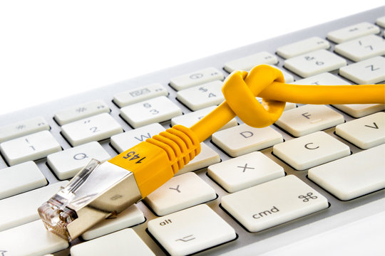 Netzwerkkabel auf Tastatur