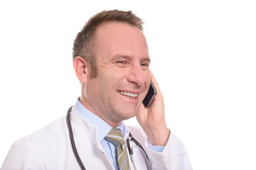 Freundlicher Arzt telefoniert mit einem Smartphone