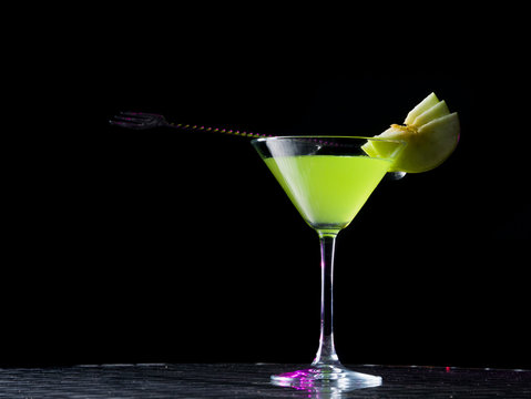 appletini cocktail with apples slices