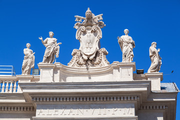 Fototapeta na wymiar alte Skulpturen auf den Kolonnaden am Petersplatz in Rom