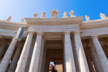 Fototapeta premium Kolonnaden am Petersdom in Rom