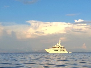 Fototapeta na wymiar Luxus Schiff am Meer als Hintergrund 