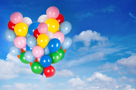 Geburtstagsluftballons am Himmel