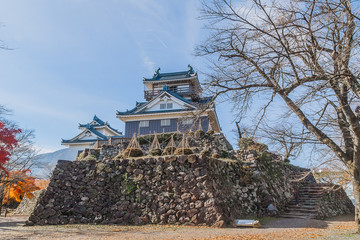 秋の越前大野城の天守台と復興天守