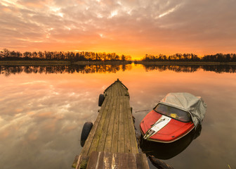 Łódka w zimowej przystani © Mike Mareen