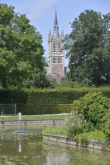 La flèche de l'église St-Nicolas et l'étang du Moulin