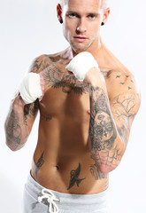 Obraz premium Atrakcyjny mężczyzna trenuje sporty walki