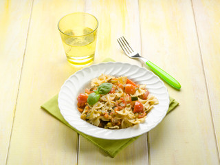 pasta with fresh tomatoes zucchinis and carrots