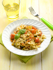 pasta with fresh tomatoes zucchinis and carrots