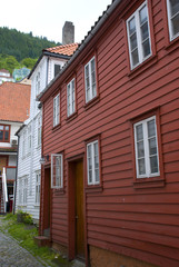 Fototapeta na wymiar rotes norwegisches Holzhaus in bergen, Norwegen - Skandinavien