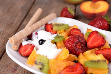 Fresh fruits salad with ice cream