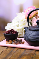 Obraz na płótnie Canvas Black teapot, bowl and hibiscus tea