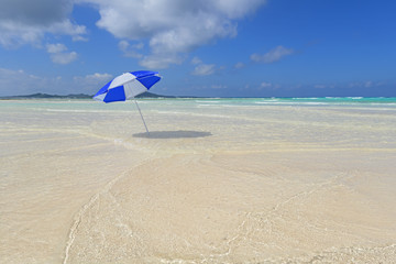 美しい沖縄のビーチと夏空