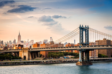 Manhattan Bridge und die Skyline von New York vor Sonnenuntergang