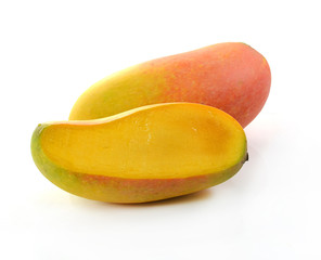 Fototapeta na wymiar mango isolated on white background