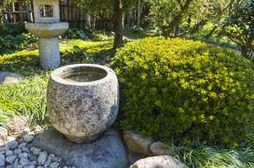 つくばいと石灯篭