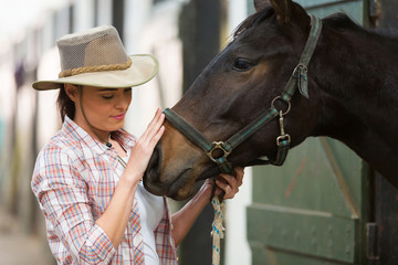 Obraz premium cowgirl talking to a horse