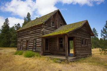 Fototapeta na wymiar Old Log Cabin