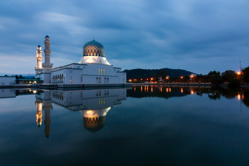 Obraz premium Kota Kinabalu city mosque at dawn in Sabah, Malaysia, Borneo