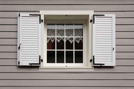 Modernes Fenster in Fassade mit Fassadenplatten