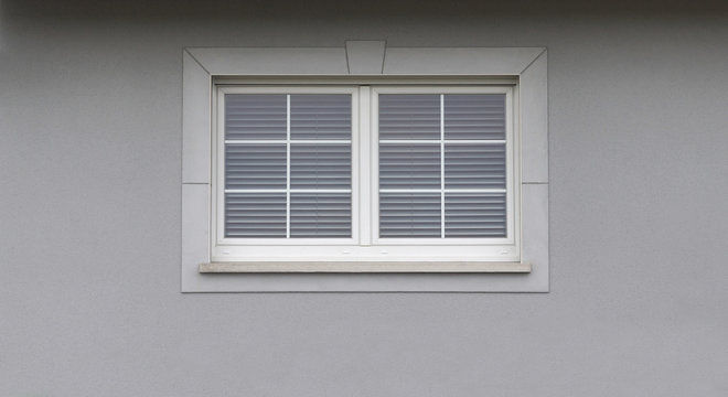 Modernes Fenster in neuwertiger grauer Fassade
