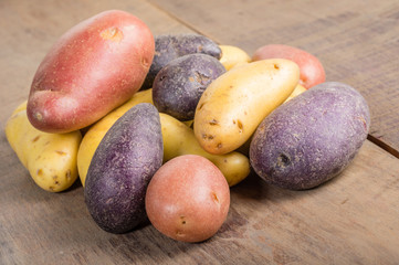Group of fingerling potatoes on wooden table
