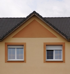 Modernes Satteldach mit Zwerchhaus in Frontansicht